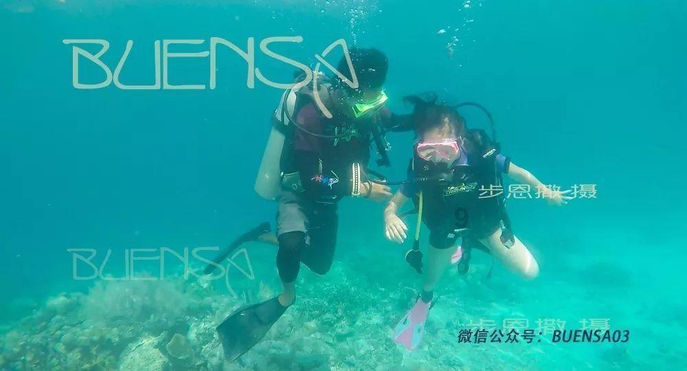 近日，新区巡特警大队执勤队员巡逻至新区大